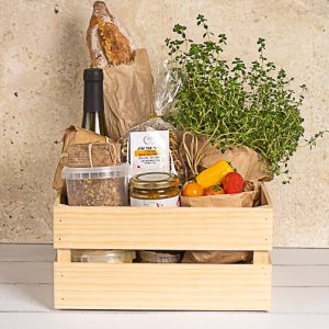 מארז ארגז גבינות ויין - תוצרת דרומית מהדרום והעוטף עם גבינות ויין איכותיים.