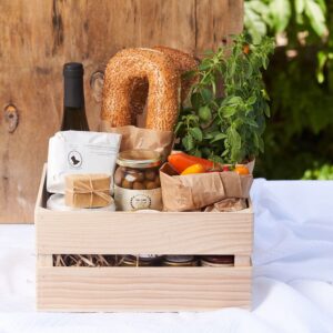 מארז גבינות יין ופינוקים - תוצרת הדרום והעוטף עם גבינות , יין ומוצרים בעבודת יד .