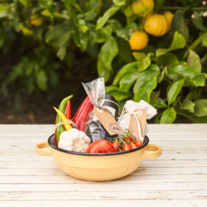 מארז שקשוקה ישראלית - תוצרת דרומית מהעוטף עם מוצרי חקלאות ושמן זית .